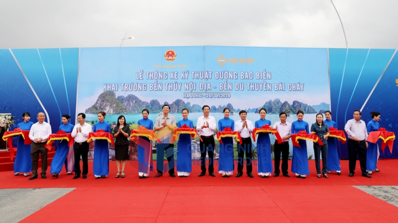 Các đồng chí lãnh đạo tỉnh, đại diện tập đoạn Sun Group cắt băng thông xe kỹ thuật đường bao biển trung tâm du lịch Bãi Cháy (28-4-2019). Ảnh: Đỗ Phương