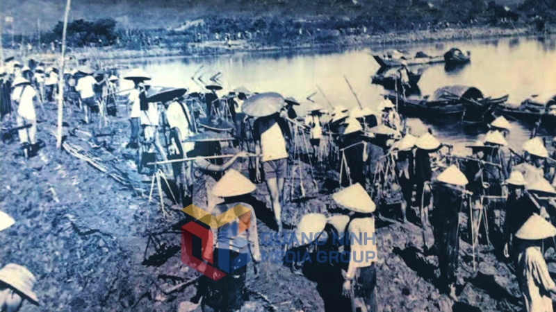 Thanh niên hăng hái lao động trên công trường đê Hà Dong Tiên Yên, năm 1962. Ảnh: Tư Liệu