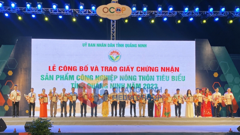 2023-08_Hội chợ OCOP Quảng Ninh – Thu Đông 2023 - Ban tổ chức trao giấy chứng nhận cho các sản phẩm công nghiệp nông thôn tiêu biểu tỉnh năm 2023. Ảnh: Việt Hưng