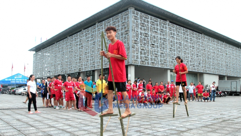 2023-08_Ngày Hội thi thể thao các dân tộc thiểu số tỉnh Quảng Ninh năm 2023-Phần thi đi cà kheo. Ảnh: Long Giang