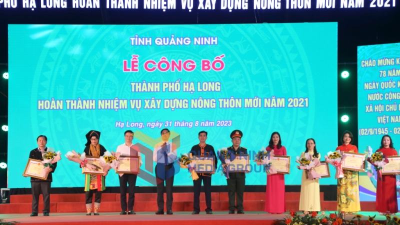 Đồng chí Vũ Văn Diện, Phó Chủ tịch UBND tỉnh trao Bằng khen của UBND tỉnh cho các tập thể có thành tích xuất sắc trong chương trình xây dựng NTM (8-2023). Ảnh: Hoàng Nga