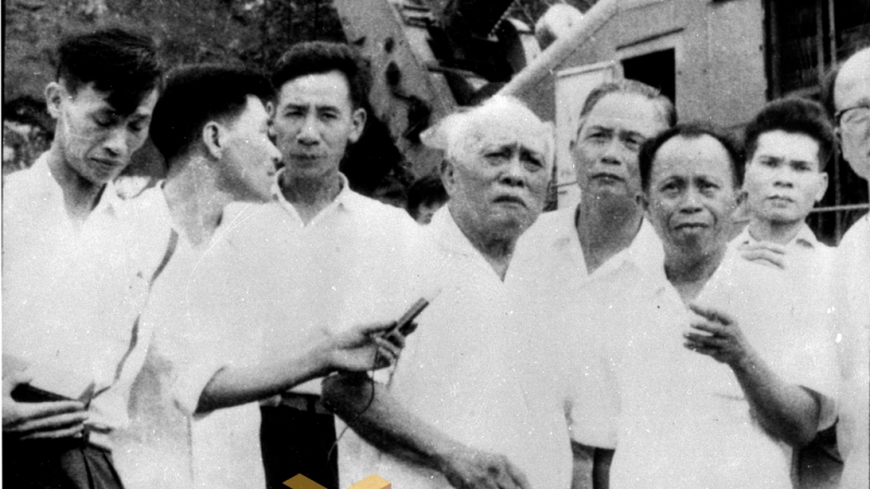 Chủ tịch Tôn Đức Thắng thăm công nhân mỏ Hà Tu trong dịp chủ tịch thăm tỉnh Quảng Ninh 7-1974. Ảnh: Tư Liệu