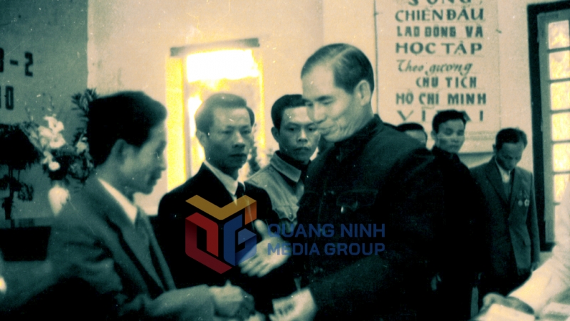 Đc Nguyễn Đức Tâm nguyên bí thư tỉnh ủy Quảng Ninh phát thẻ đảng viên tại đảng bộ Hòn Gai. Ảnh: Tư Liệu