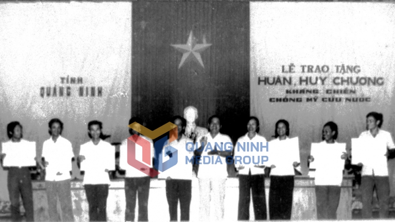 Năm 1984 tỉnh Quảng Ninh trao tặng huân huy chương kháng chiến chống Mỹ cứu nước. Ảnh: Tư Liệu