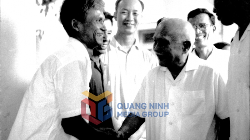Tháng 7/1974, trong dịp về thăm Quảng Ninh chủ tịch nươc Tôn Đức Thắng đã thân mật thăm hỏi các đồng chí lãnh đạo Tỉnh ủy, UBND tỉnh Quảng Ninh. Ảnh: Tư Liệu
