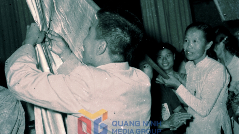 Tháng 10/1961, đồng chí Phạm Hùng thay mặt Chính phủ tặng huân chương lao động hạng 3 cho tỉnh Hải Ninh. Ảnh: Tư Liệu
