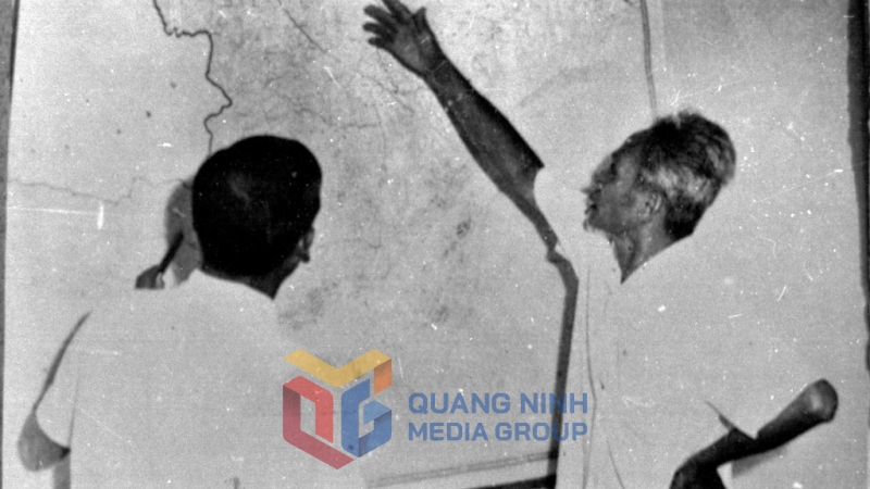 Thủ tướng Phạm Văn Đồng phê duyệt bản đồ phòng thủ biên giới Quảng Ninh. Ảnh: Tư Liệu
