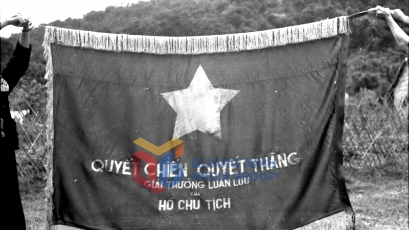 Tháng 5 năm 1954 HCT tặng quân dân Quảng yên cờ quyết chiến quyết thắng. Ảnh: Tư liệu