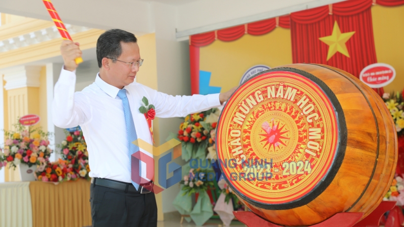 2023-09_Quyền Chủ tịch UBND tỉnh Cao Tường Huy dự khai giảng năm học mới tại Trường THPT Bình Liêu (huyện Bình Liêu) - đánh trống khai giảng năm học mới.