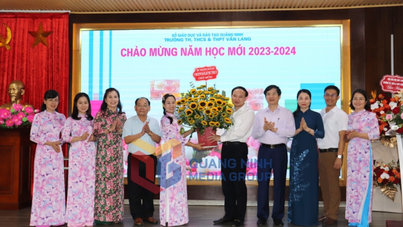 2023-09_Bí thư Tỉnh ủy Nguyễn Xuân Ký dự khai giảng Trường TH, THCS và THPT Văn Lang - tặng hoa chúc mừng nhà Trường.