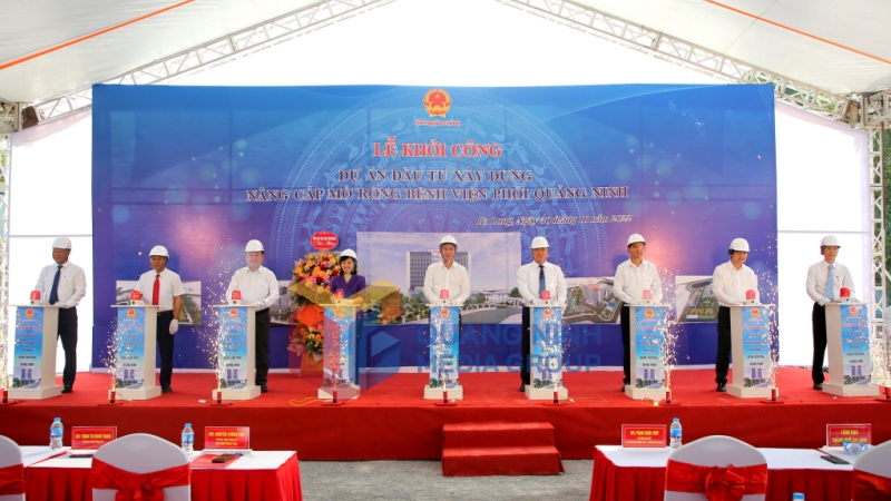 2022-10-30_Các vị đại biểu thực hiện nghi thức nhấn nút khởi công Dự án đầu tư xây dựng, nâng cấp, mở rộng Bệnh viện Phổi Quảng Ninh. Ảnh: Minh Hà