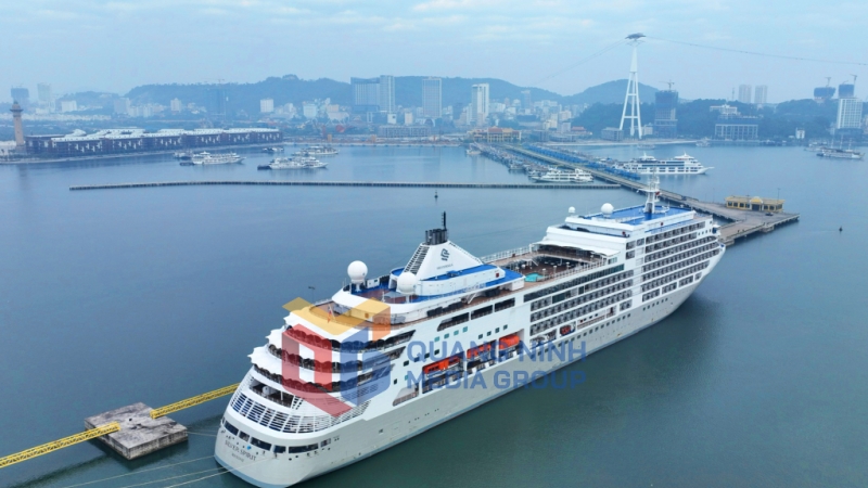 2023-01-22_Tàu Silver Spirit đã đưa 500 khách du lịch quốc tế đến “xông đất” Quảng Ninh tại Cảng tàu khách quốc tế Hạ Long. Ảnh: Đỗ Phương