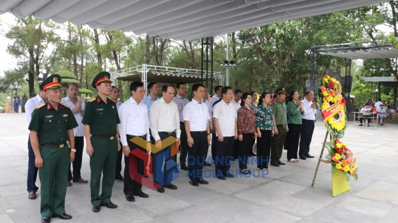 Đoàn đại biểu tỉnh Quảng Ninh thành kính tưởng nhớ công lao của các anh hùng liệt sĩ tại Nghĩa trang liệt sĩ quốc gia Trường Sơn (7-2023). Ảnh: Minh Đức