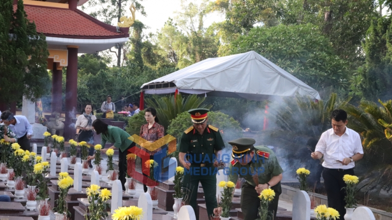 Đoàn đại biểu tỉnh Quảng Ninh thắp hương cho các liệt sĩ tỉnh Quảng Ninh (7-2023). Ảnh: Minh Đức
