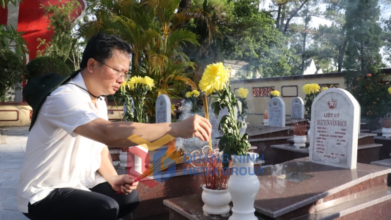 Đồng chí Cao Tường Huy, Quyền Chủ tịch UBND tỉnh Quảng Ninh thắp hương các phần mộ liệt sĩ Quảng Ninh tại Nghĩa trang liệt sĩ quốc gia Trường Sơn (7-2023). Ảnh: Minh Đức