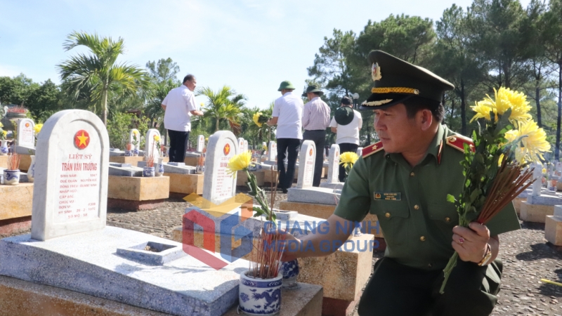 Thiếu tướng Đinh Văn Nơi, Giám đốc Công an tỉnh Quảng Ninh thắp hương tại phần mộ các anh hùng liệt sĩ tỉnh Quảng Ninh (7-2023). Ảnh: Minh Đức