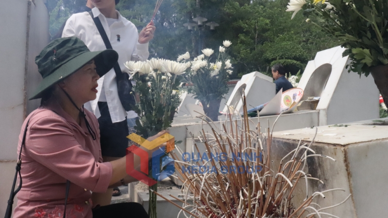 Đồng chí Vi Ngọc Bích, Phó Chủ tịch Thường trực HĐND tỉnh thắp hương tại từng phần mộ 10 cô gái tại Khu di tích lịch sử Ngã ba Đồng Lộc (7-2023). Ảnh: Minh Đức