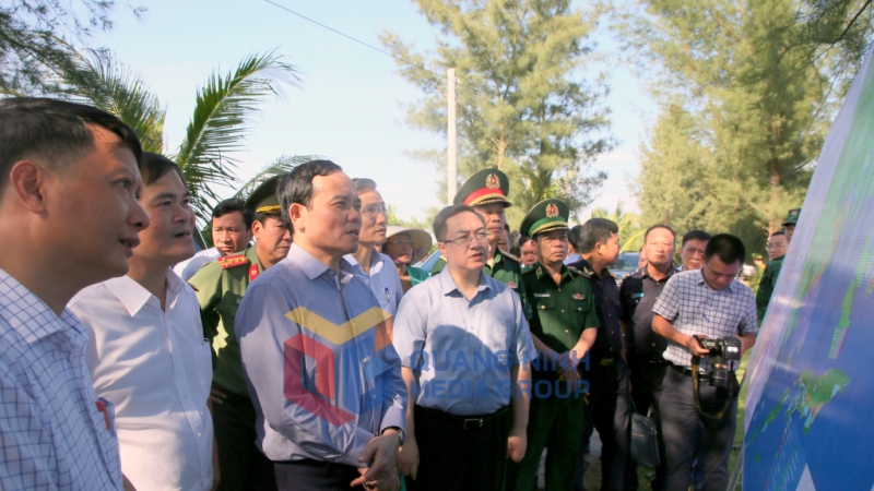 Phó Thủ tướng Chính phủ Trần Lưu Quang kiểm tra thực địa, nghe thông tin nhanh và cho ý kiến về một số đề xuất, kiến nghị của tỉnh Quảng Ninh đối với dự án đường dẫn và cầu Bắc Luân 3 (9-2023). Ảnh: Minh Hà