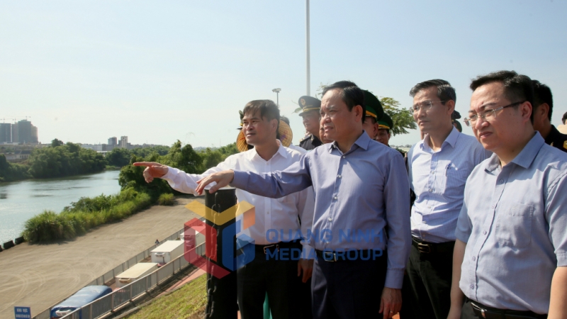 Đồng chí Phó Thủ tướng Chính phủ kiểm tra thực địa hoạt động xuất nhập khẩu hàng hóa qua lối mở cầu phao tạm Km3+4 Hải Yên (9-2023). Ảnh: Minh Hà