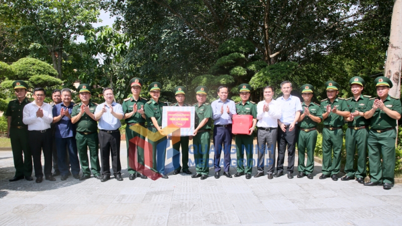 Đồng chí Phó Thủ tướng Chính phủ tặng quà động viên cán bộ chiến sĩ Đồn Biên phòng Pò Hèn và một số đơn vị đóng quân trên địa bàn (9-2023). Ảnh: Minh Hà
