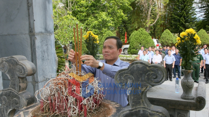 Phó Thủ tướng Trần Lưu Quang dâng hưởng tưởng niệm các anh hùng liệt sĩ tại Đài tưởng niệm các anh hùng liệt sĩ Pò Hèn (9-2023). Ảnh: Minh Hà