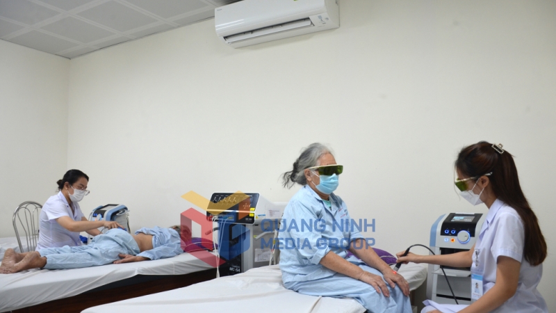 2023-09_Điều trị cho người bệnh tại Bệnh viện Lão khoa - Phục hồi chức năng Quảng Ninh. Ảnh: Nguyễn Hoa