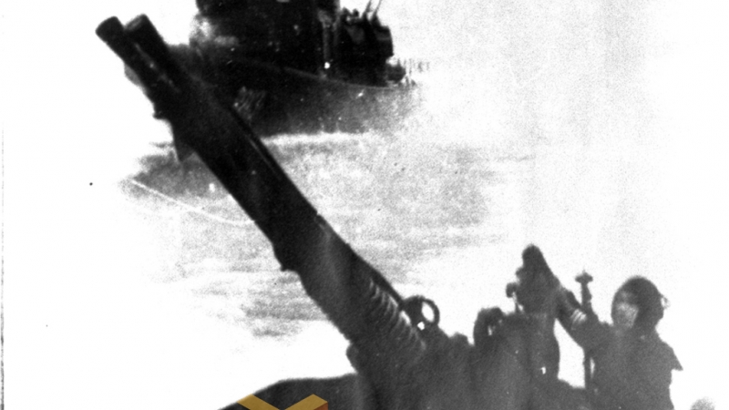 Bộ đội tuần tiễu 79 tân thuộc đoàn 130 Hải quân đang bắn trả máy bay Mỹ ngày 5.8.1964 trên Vịnh Hạ Long. Ảnh: Tư liệu