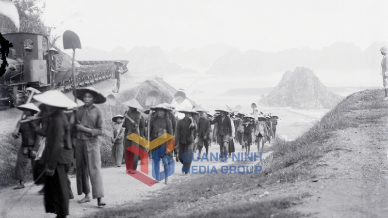 Cảnh công nhân vào ca làm việc tại mỏ than Hòn Gai năm 1929. Nguồn Flick-Mạnh Hải