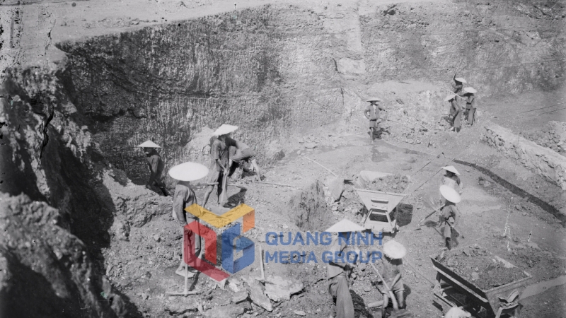 Một cảnh khai thác than ở Hòn Gai trong những năm 1920 -1929. Nguồn Flick-Mạnh Hải