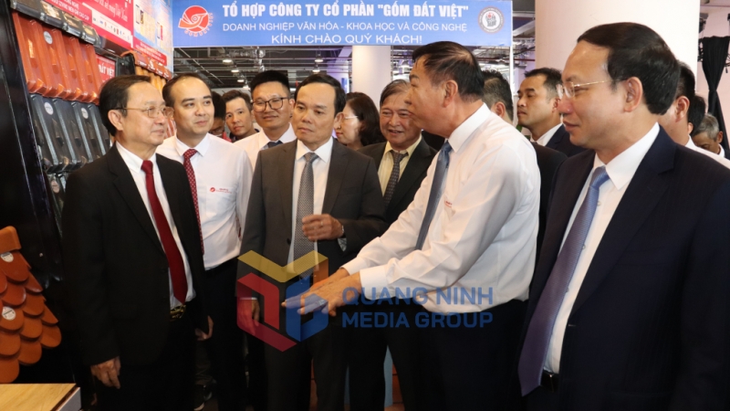 Các đại biểu tham quan gian hàng trưng bày của Công ty CP Gốm Đất Việt (TX Đông Triều, Quảng Ninh). Ảnh: Hoàng Quỳnh
