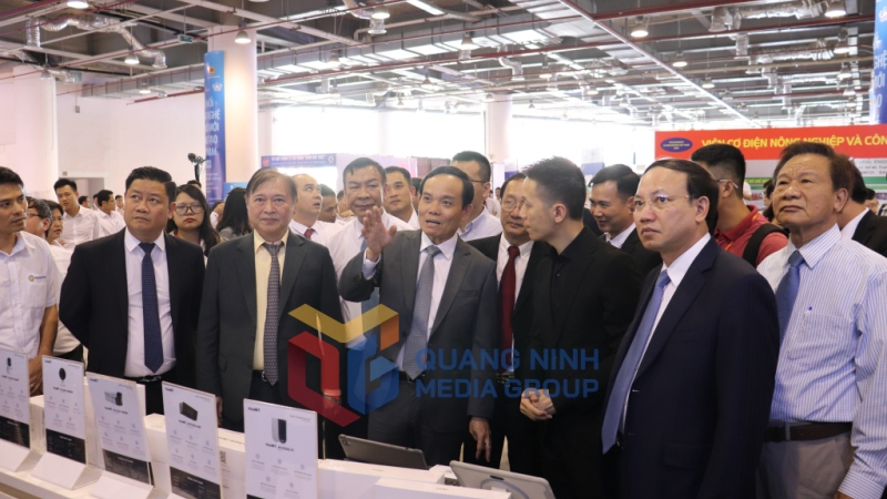 Các đại biểu tham quan gian hàng trưng bày khoa học công nghệ (10-2023). Ảnh: Hoàng Quỳnh