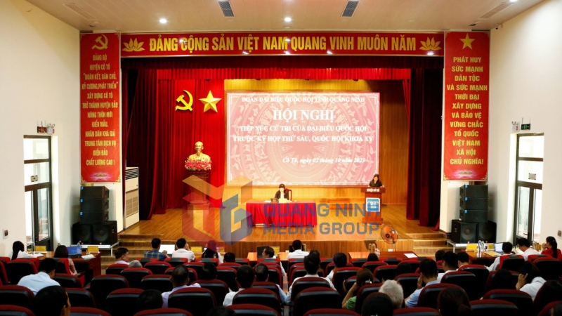 2023-10_Phó trưởng Đoàn Đại biểu Quốc hội tỉnh Nguyễn Thị Thu Hà tiếp xúc cử tri tại huyện Cô Tô. Ảnh: Thu Cúc (CTV)