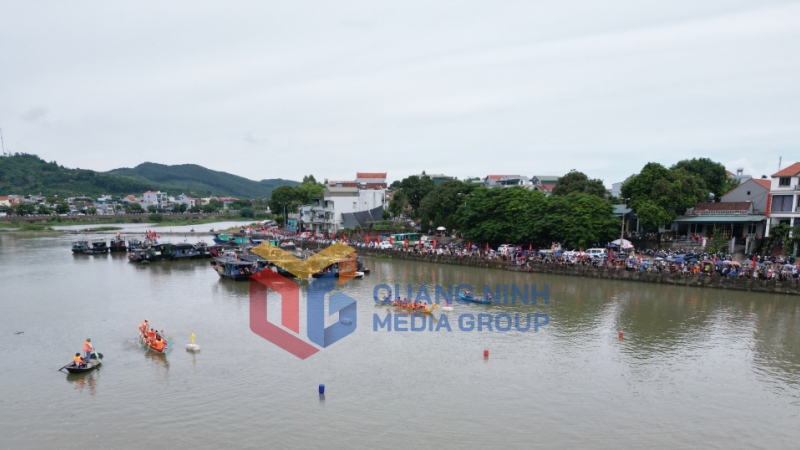 2023-08_hội đua thuyền truyền thống trên sông Tiên Yên tại Hội thi thể thao các dân tộc tỉnh Quảng Ninh. Ảnh: Phạm Học
