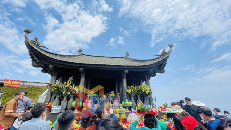2023-10_Du khách thập phương chiêm bái tại chùa Đồng (Yên Tử). Ảnh: Nguyễn Ngọc