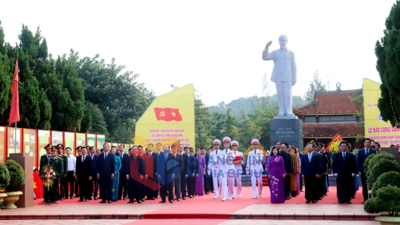 Các đồng chí lãnh đạo tỉnh Quảng Ninh và đại diện các tầng lớp công, nông, trí thức, lực lượng vũ trang, cán bộ công nhân ngành Than và quần chúng nhân dân trên huyện đảo Cô Tô làm nghi lễ chào cờ (10-2023). Ảnh: Ảnh Thu Chung