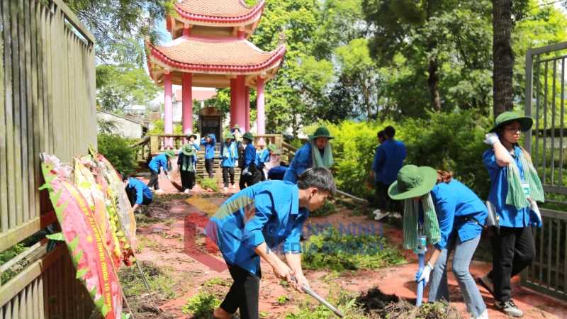 2023-10_Sinh viên Trường Đại học Hạ Long tham gia hoạt động tình nguyện chiến dịch Mùa hè xanh năm 2023 tại xã Quảng An (huyện Đầm Hà). Ảnh: Đơn vị cung cấp