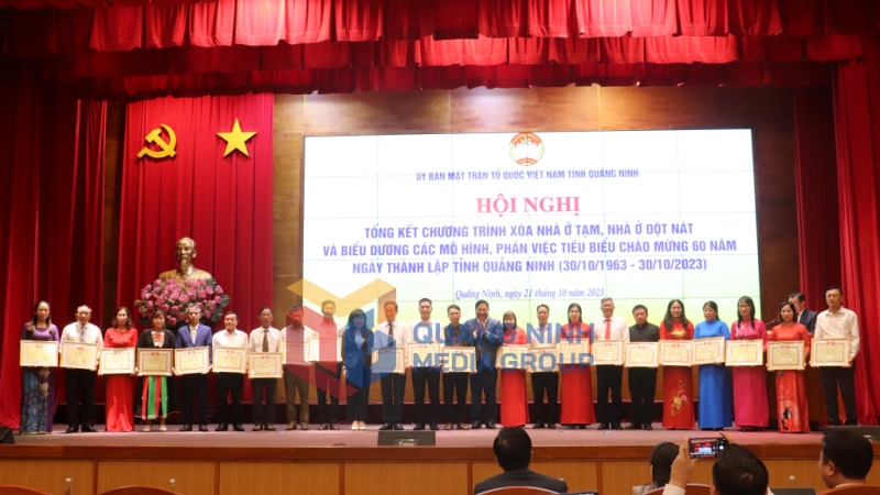 Nhiều tập thể, cá nhân được nhận Bằng khen của Ủy ban Trung ương MTTQ Việt Nam và Bằng khen của Ủy ban MTTQ tỉnh (10-2023). Ảnh Thu Chung