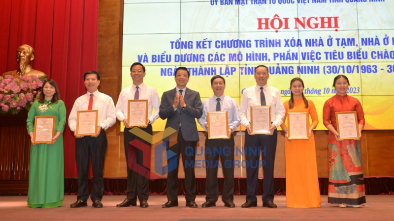 Ủy ban MTTQ tỉnh tặng Giấy chứng nhận cho 7 tập thể đoạt giải Cuộc thi “Ảnh đẹp Fanpage” trên mạng xã hội MTTQ tỉnh Quảng Ninh năm 2023 (10-2023). Ảnh Thu Chung