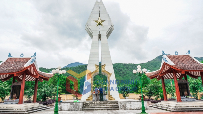 Đài tưởng niệm liệt sĩ Pò Hèn (7-2015). Ảnh: Thái Cảnh