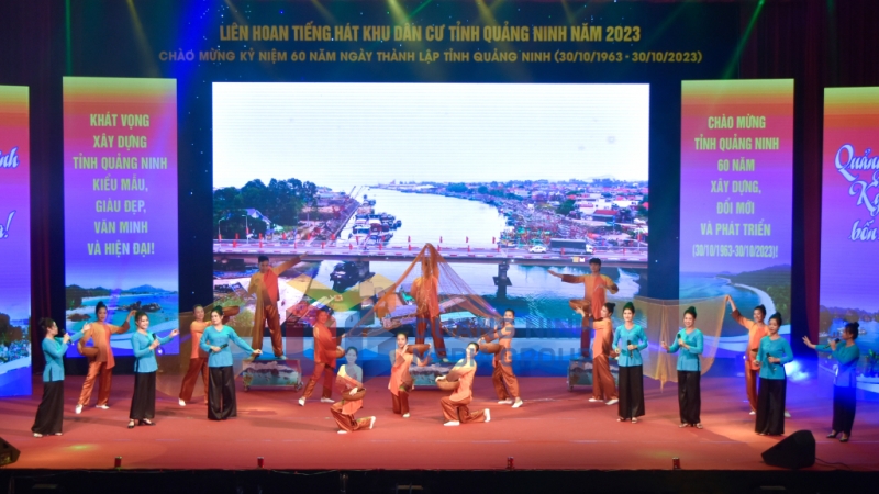 Tiết mục múa thể hiện văn hóa vùng biển của đội thi huyện Hải Hà (10-2023). Ảnh: Hoàng Giang