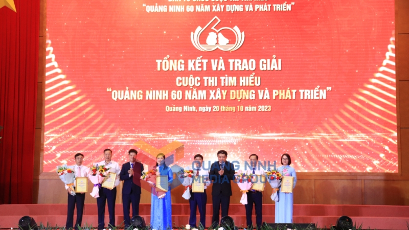 BTC tặng Giấy chứng nhận và phần thưởng cho các tập thể và cá nhân đoạt giải Cuộc thi trắc nghiệm (10-2023). Ảnh: Hoàng Quỳnh