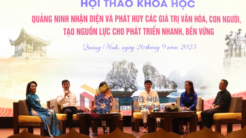 Các đại biểu, chuyên gia trao đổi và thảo luận bàn tròn về các ý tưởng gợi mở cho việc phát huy bản sắc, văn hoá con người Quảng Ninh (10-2023). Ảnh: Hoàng Quỳnh