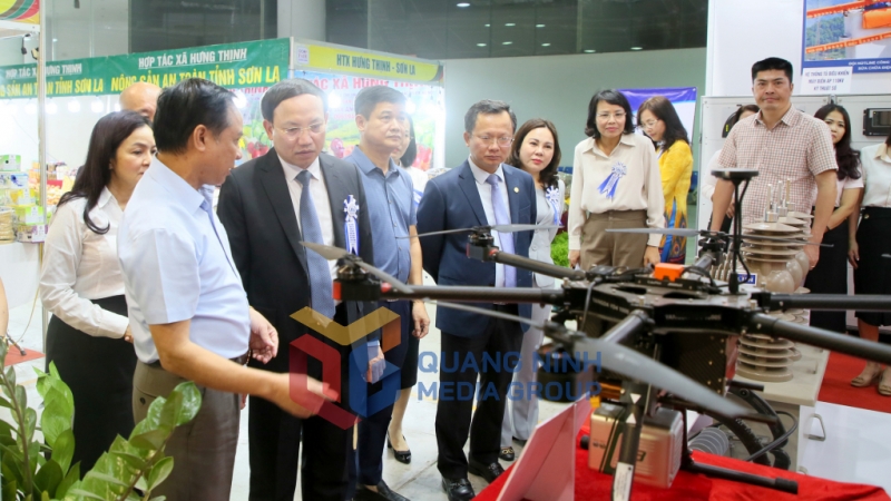 Đồng chí Bí thư Tỉnh ủy cùng các vị đại biểu tham quan không gian triển lãm các sản phẩm của ngành than, ngành điện được bố trí tại Hội chợ OCOP khu vực Đông Bắc - Quảng Ninh 2023 (10-2023). Ảnh: Minh Hà