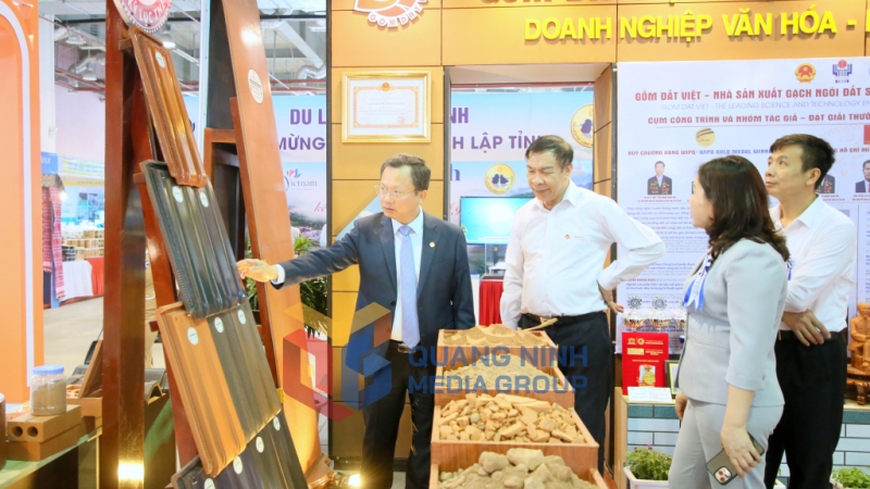 Đồng chí Cao Tường Huy, Quyền Chủ tịch UBND tỉnh tham quan gian hàng, xem các sản phẩm của một số doanh nghiệp chủ lực của tỉnh (10-2023). Ảnh: Minh Hà