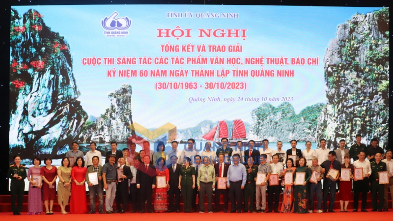 Các đồng chí lãnh đạo tỉnh chụp ảnh lưu niệm với các tác giả, nhóm tác giả đoạt giải trong Cuộc thi (10-2023). Ảnh: Trúc Linh