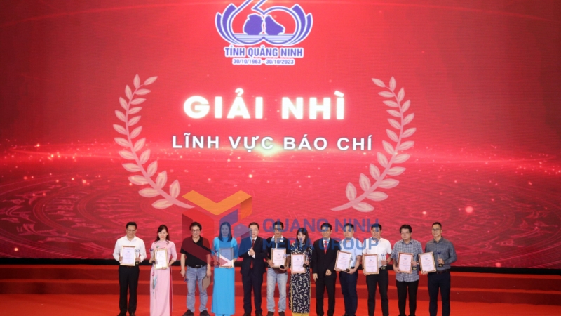 Đồng chí Đặng Xuân Phương, Phó Bí thư Tỉnh ủy, Trưởng BTC Cuộc thi trao tặng giải cho các cá nhân, tập thể đoạt giải Nhì trong lĩnh vực Báo chí (10-2023). Ảnh: Trúc Linh