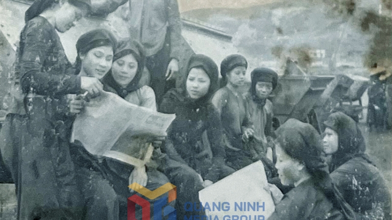 Năm 1956, trên công trường mỏ Đèo Nai, chị em nữ thanh niên tranh thủ đọc báo, xem tin tức trong giờ nghỉ. Ảnh: Tư Liệu
