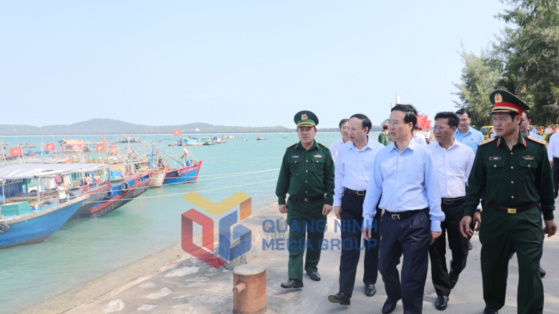 Chủ tịch nước đến thăm khu làng chài ngư dân trên đảo.
