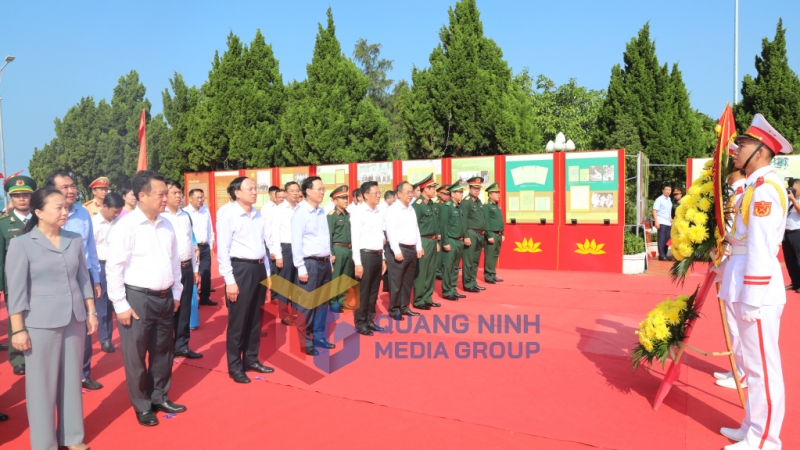 Chủ tịch nước Võ Văn Thưởng cùng các đại biểu dâng hoa, dâng hương tại tượng đài Chủ tịch Hồ Chí Minh trên đảo Cô Tô.
