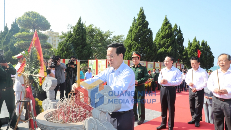 Chủ tịch nước Võ Văn Thưởng cùng các đại biểu dâng hoa, dâng hương tại tượng đài Chủ tịch Hồ Chí Minh trên đảo Cô Tô.
